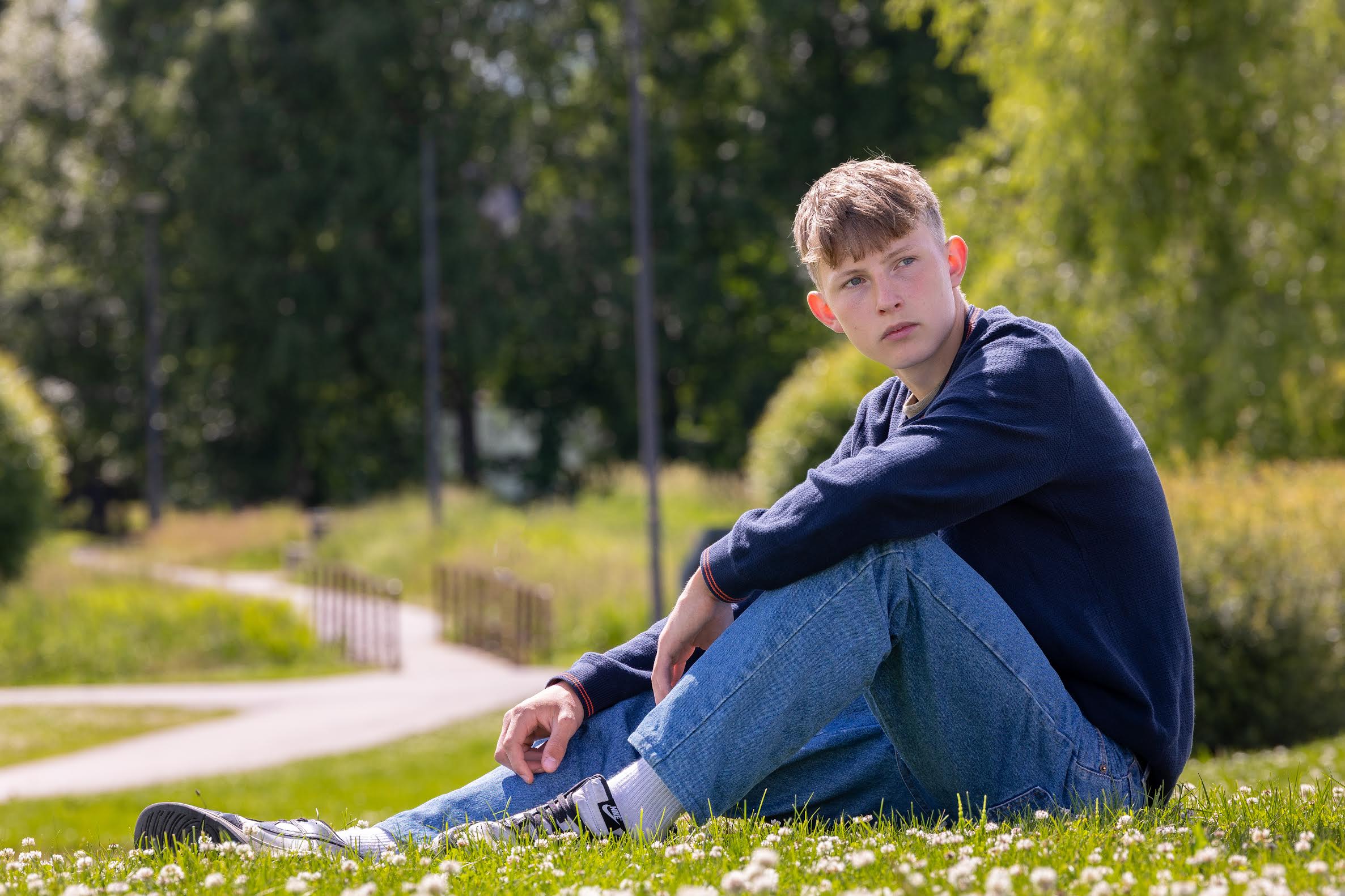 Raven Ryan Arhipov oli üks kahest noormehest, kes saavutas Mõniste kooli lõpetajate seast matemaatikaeksamil maksimumpunktid. Silmapaistva tulemuse saavutas ta ka inglise keele eksamil (98 protsenti). Sügisel ootab teda uus algus Nõo reaalgümnaasiumis, kus tema unistused saavad veelgi hoogu juurde. Foto: AIGAR NAGEL